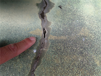 クラックのコーキング材劣化