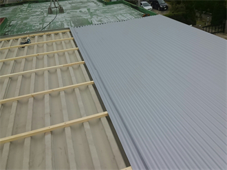 ガルバリウム鋼板での屋根カバー工法