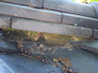 漆喰が剥がれ土が露出