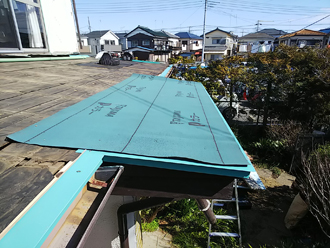 防水紙を葺いていく
