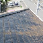 茶色い苔がかなり広がっている屋根