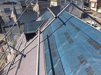 軒側からスーパーガルテクトを葺く