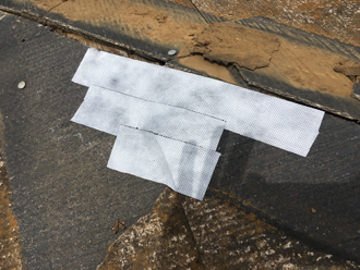 破損したスレートを防水テープで補修