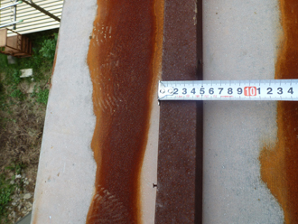瓦棒の部分には縦の錆流れ