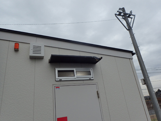 トラックが接触した庇