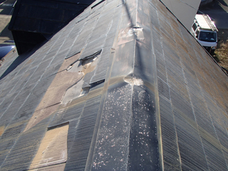 破損したスレート屋根