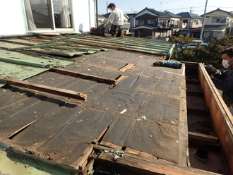 屋根材を撤去