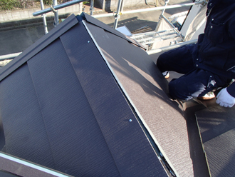 出窓に屋根材を葺く