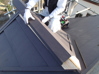 棟板金を設置