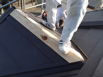 棟板金用の貫板の設置