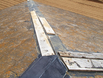 棟板金が吹き飛んだ様子