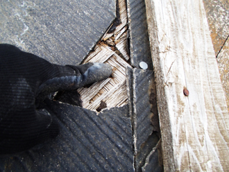 板金下のスレートが破損