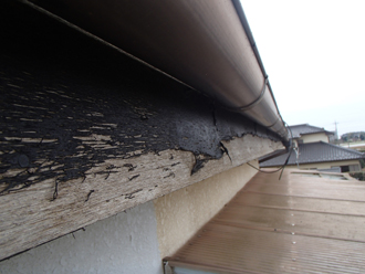 塗膜が傷んだ破風