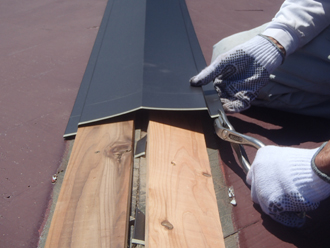 ガルバリウム鋼の棟板金設置