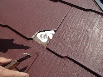 割れたスレートをコーキング処理