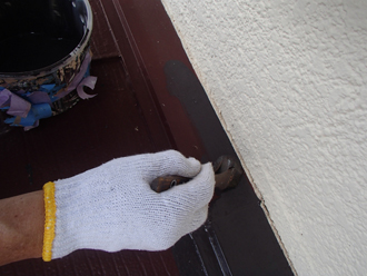 細部は刷毛で塗装