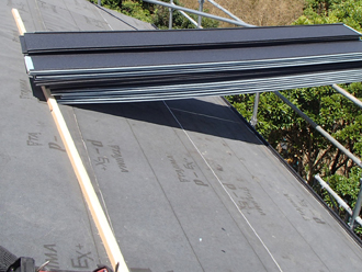 屋根材を上げる