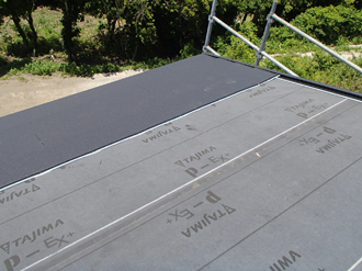 軒側から葺いていく