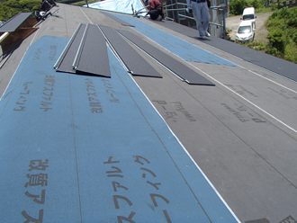 屋根材を葺いていく様子