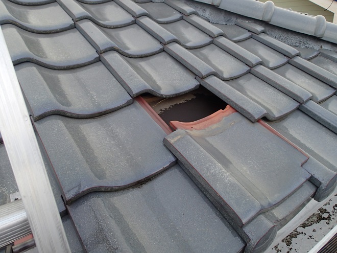 一枚剥がした瓦