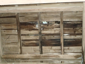 穴が開いた屋根