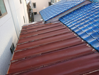 錆だらけの屋根