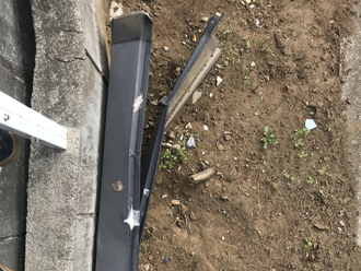 飛散した棟板金をお庭で発見
