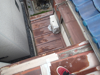 ガムテープで補修された屋根