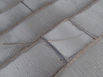 シーリングで補修されたスレート