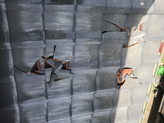 瓦が割れた部分