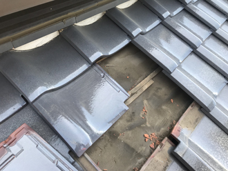 割れた瓦を撤去