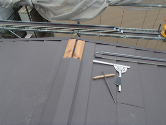 棟板金の設置