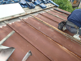 瓦棒葺き屋根を解体