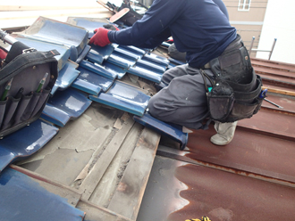 瓦の解体と撤去