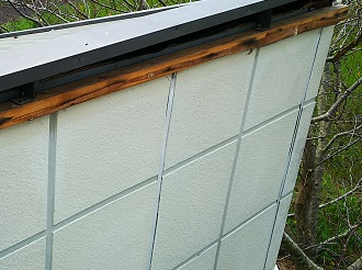 棟板金の外れと外壁の浮きが目立つお住まい