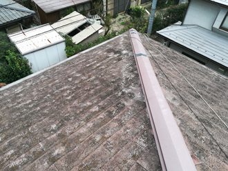 傷んだスレート屋根の様子
