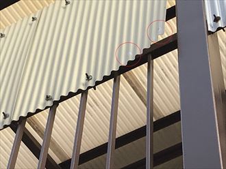 ボルトの抜けと波板の浮き