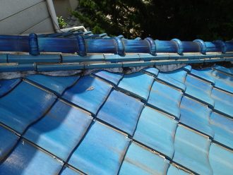 コーキングされた棟瓦