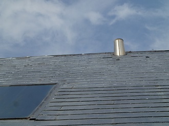 スレート屋根に設置された煙突