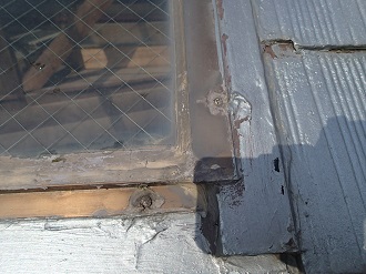 ビスの錆が見られる天窓