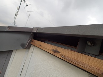 パックリと口を開けた屋根の棟