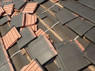 木更津市中島　防災瓦が外れてしまう