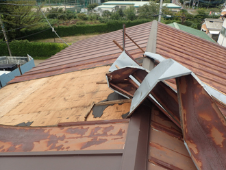 鋼板が台風で剥がされた