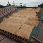 防水紙を剥がす