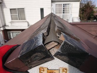 大棟全体の板金が飛散