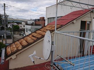 墨田区向島にて片流れ屋根の点検