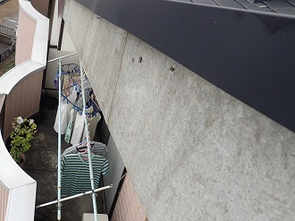 被災してむき出しになった破風