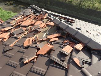 瓦の裏側がオレンジの瓦