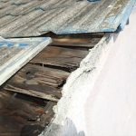 瓦の飛散と野地板の腐食