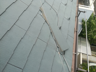 脱落した部分は雪止めに引っかかっていた